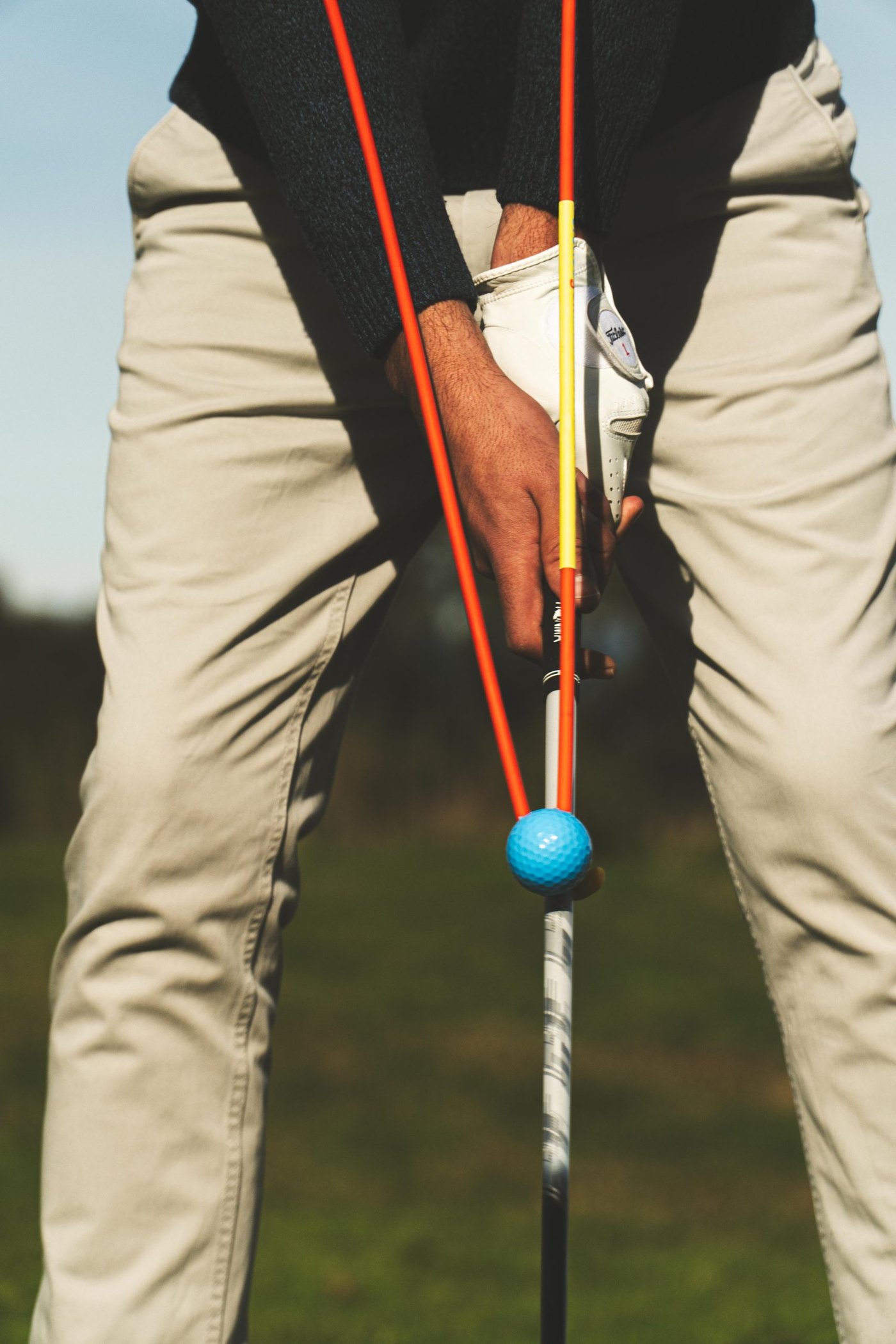 Golfista usando el Entrenador de Swing para corregir la postura